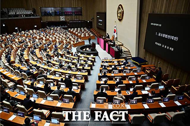 제22대 국회 전반기 종료가 임박하면서, 후반기 새롭게 선출될 상임위원장과 국회의장에 대한 관심이 높아지고 있다. 국회 압도적 과반 의석을 지닌 더불어민주당이 국민의힘의 비협조를 명분 삼아 원구성과 의장 선출에 있어 '일방 독주'를 할 가능성도 제기되면서 긴장감 또한 고조되고 있다. 사진은 김용민 법사위 여당 간사가 19일 오후 서울 여의도 국회에서 열린 제433회국회(임시회) 제2차 본회의에 참석해 공소청법안(대안)에 대한 제안설명을 하고 있는 모습. /배정한 기자