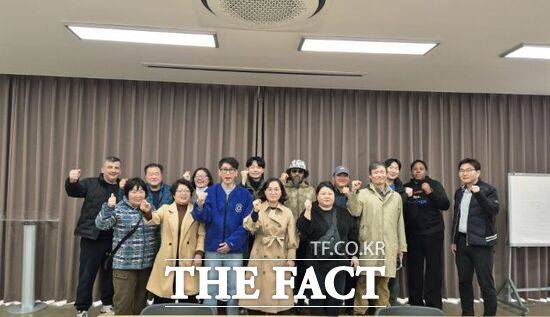 지난 18일 캠프보산 월드푸드 스트리트 운영자들과 시 관계자들이 ‘2026년 캠프보산 월드푸드 스트리트 운영자 간담회’를 진행한 뒤 기념촬영을 하고 있다. /동두천시