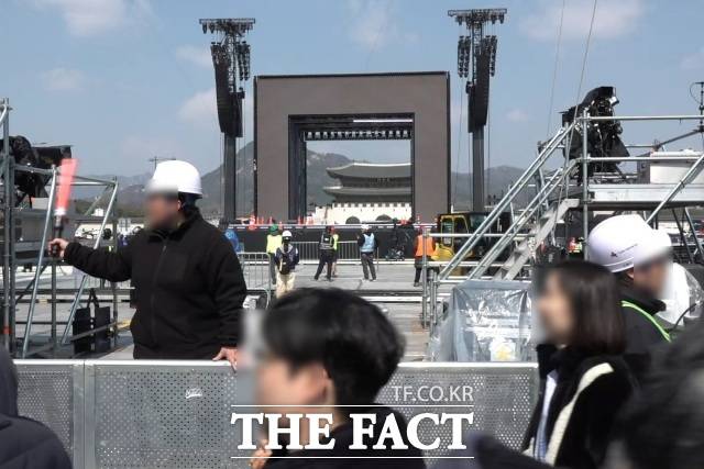 방탄소년단(BTS) 컴백 공연을 하루 앞둔 20일, 서울 광화문광장에서 경찰과 관계자들이 안전 통제를 하고 있다. /광화문=김민지 기자