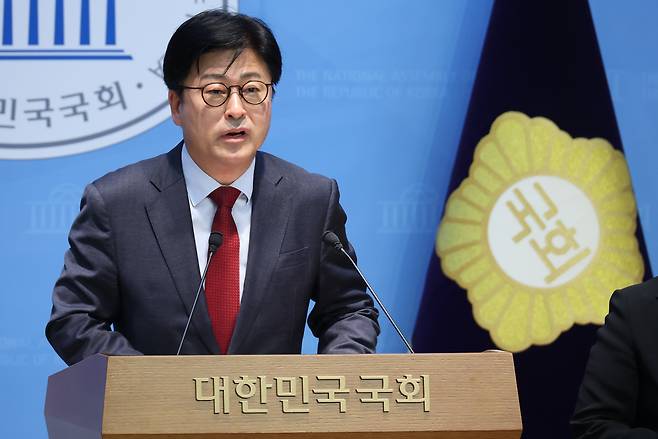 <YONHAP PHOTO-5774> '징계 효력 정지' 기자회견 하는 김종혁 전 최고위원 (서울=연합뉴스) 이동해 기자 = 국민의힘 김종혁 전 최고위원이 20일 국회 소통관에서 중앙윤리위 징계에 대한 법원의 효력정지 가처분 인용 결정과 관련해 기자회견을 하고 있다. 2026.3.20 eastsea@yna.co.kr/2026-03-20 15:28:46/<저작권자 ⓒ 1980-2026 ㈜연합뉴스. 무단 전재 재배포 금지, AI 학습 및 활용 금지>