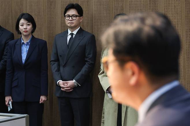 <YONHAP PHOTO-5788> '징계 효력 정지' 김종혁 바라보는 한동훈 (서울=연합뉴스) 이동해 기자 = 국민의힘 김종혁 전 최고위원이 20일 국회 소통관에서 중앙윤리위 징계에 대한 법원의 효력정지 가처분 인용 결정 관련 기자회견을 하는 가운데 한동훈 전 대표가 이를 지켜보고 있다. 2026.3.20 eastsea@yna.co.kr/2026-03-20 15:30:56/<저작권자 ⓒ 1980-2026 ㈜연합뉴스. 무단 전재 재배포 금지, AI 학습 및 활용 금지>