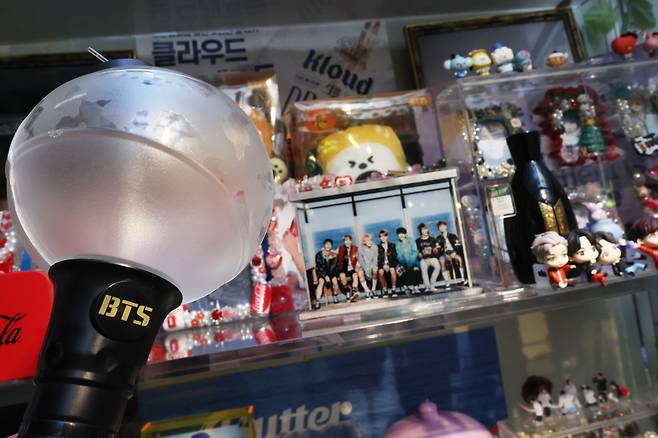 그룹 방탄소년단(BTS)의 광화문 공연을 앞둔 19일 서울 용산구의 한 카페에 응원봉(아미봉) 등이 전시돼 있다./연합뉴스