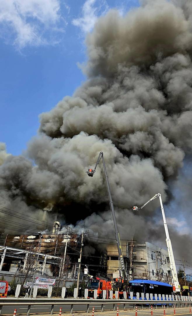 이날 화재가 발생한 공장은 지상 3층 건물(오른쪽 사진)로 소방당국은 이날 오후 1시 17분 화재 신고를 접수하고 오후 1시 53분 국가소방동원령을 발령했다. 오후 6시 현재 55명이 다치고 14명이 실종된 가운데 차량 81대와 인력 229명이 투입돼 화재 진압과 실종자 수색이 이어지고 있다.대전=뉴스1