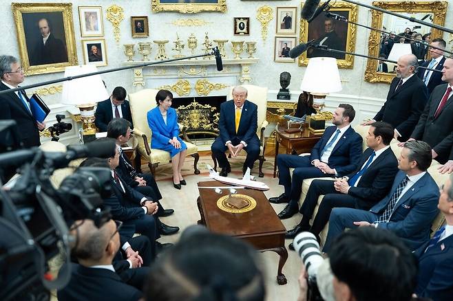 도널드 트럼프 미국 대통령이 19일(현지시각) 미국 워싱턴 백악관 집무실에서 다카이치 사나에 일본 총리(왼쪽)와 회담하고 있다. 워싱턴/EPA 연합뉴스