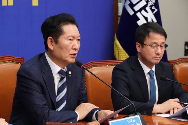 정청래 더불어민주당 대표가 20일 오전 서울 여의도 국회 본관 당대표회의실에서 열린 최고위원회의에서 발언하고 있다. 김혜윤 기자 unique@hani.co.kr