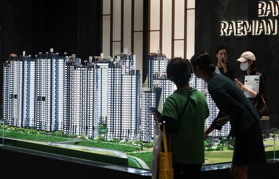 지난해 11월 서울 반포 래미안 트리니티 모델하우스를 방문한 사람들이 견본주택을 살펴보고 있다. 반포아파트 제3주구 주택 재건축 정비사업을 통해 선보이는 총 17개 동 2091가구 규모의 대단지 아파트다. 3040 중상층은 일찌감치 부동산 투자에 눈을 떠 취업 혹은 결혼과 동시에 아파트를 산 경우가 많았다. 뉴스1