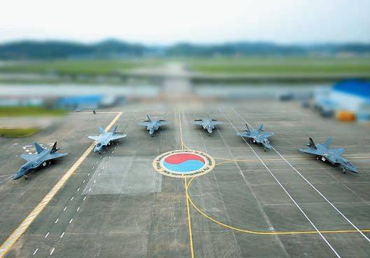 KF-21 ‘보라매’ 양산 1호기 출고는 10년 6개월간의 치열한 개발 끝에 거둔 결실이다. 사진은 KF-21 시제 1~6호기.