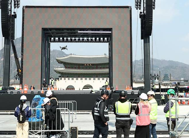 방탄소년단(BTS) 완전체 컴백 공연이 하루 앞으로 다가온 20일 서울 광화문광장에 공연 무대 준비로 관계자들이 분주하다. 뉴스1