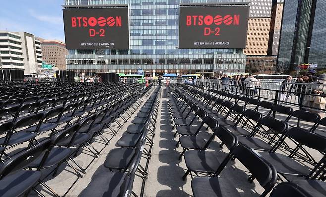 그룹 방탄소년단(BTS)의 광화문 공연을 앞둔 19일 서울 광화문광장에서 공연 준비작업이 이뤄지고 있다. 2026.3.19 사진=한경 임형택 기자