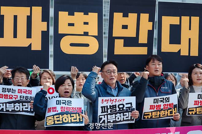 자주통일평화연대, 전국민중행동, 트럼프위협저지공동행동 등 진보단체 회원들이 지난 16일 미국 대사관이 보이는 서울 광화문 광장에서 미국의 호르무즈 해협 파병 요구 규탄 및 파병 반대 긴급 기자회견을 하고 있다. 이준헌 기자