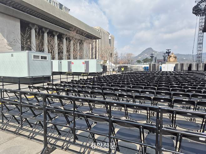 방탄소년단(BTS) 컴백 공연을 하루 앞둔 20일 서울 종로구 광화문광장에 객석 의자와 간이 화장실이 설치돼 있다. 김태욱 기자
