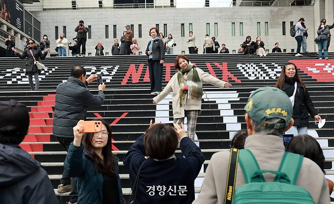 방탄소년단(BTS) 컴백 공연을 하루 앞둔 20일 무대가 설치된 서울 광화문광장 일대에서 팬들이 기념촬영을 하고 있다. 정지윤 선임기자