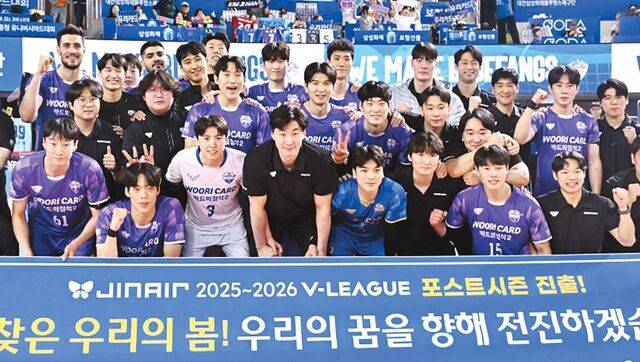 우리카드 선수단이 지난 17일 2025-2026 V리그 남자부 최종전에서 삼성화재를 꺾고 포스트시즌 진출을 확정한 뒤 기념촬영을 하고 있다. 대한배구연맹 제공