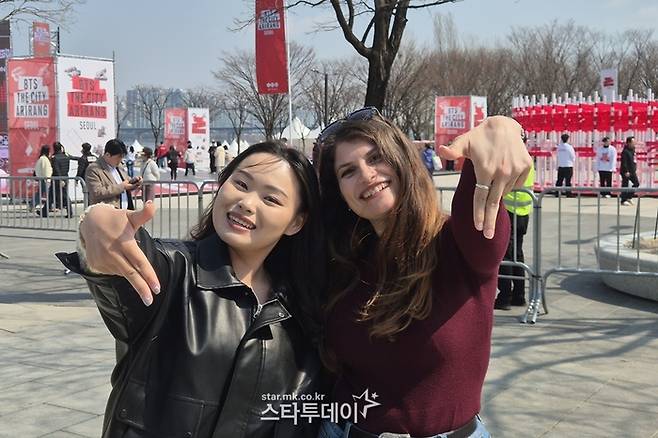 방탄소년단의 글로벌 팬인 에라 씨와 나틸라 씨는 정규 5집 ‘아리랑’에 격한 만족감을 드러냈다. 사진ㅣ지승훈 기자