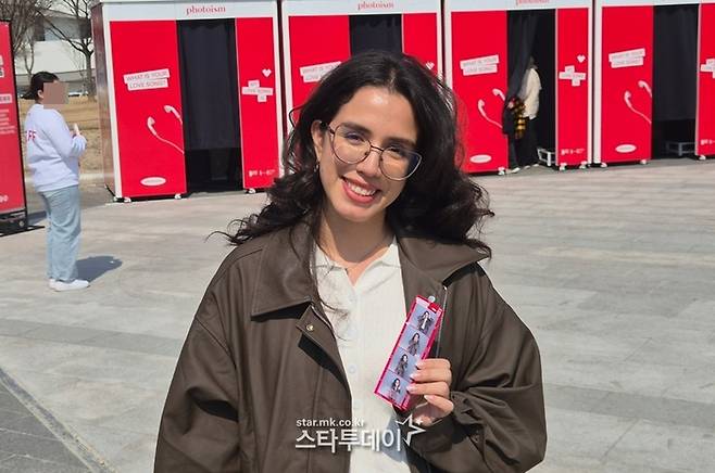 페루에서 온 쥬디 씨는 혼자 광화문 공연을 보기 위해 한국을 찾았다. 사진ㅣ지승훈 기자