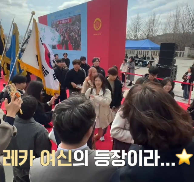 하지원이 ‘26학번 새내기’로 돌아온 첫 입학식 현장에서 남다른 존재감을 드러냈다. 사진=유튜브 채널 ‘26학번 지원이요’