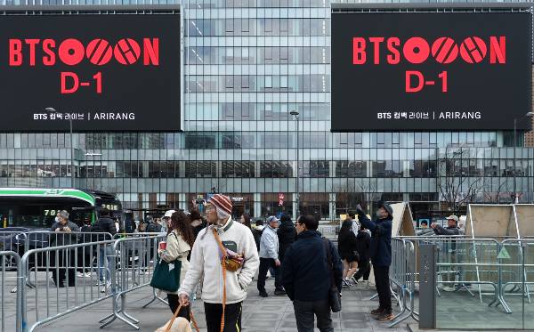 방탄소년단(BTS) 컴백 공연으로 결혼식 불편을 겪게된 예비부부가 경찰의 도움을 받는다. 사진은 방탄소년단(BTS) 완전체 컴백 공연이 하루 앞으로 다가온 19일 서울 광화문광장 인근 빌딩 전광판에 컴백 공연을 알리는 광고가 표출되는 모습. /사진=뉴스1
