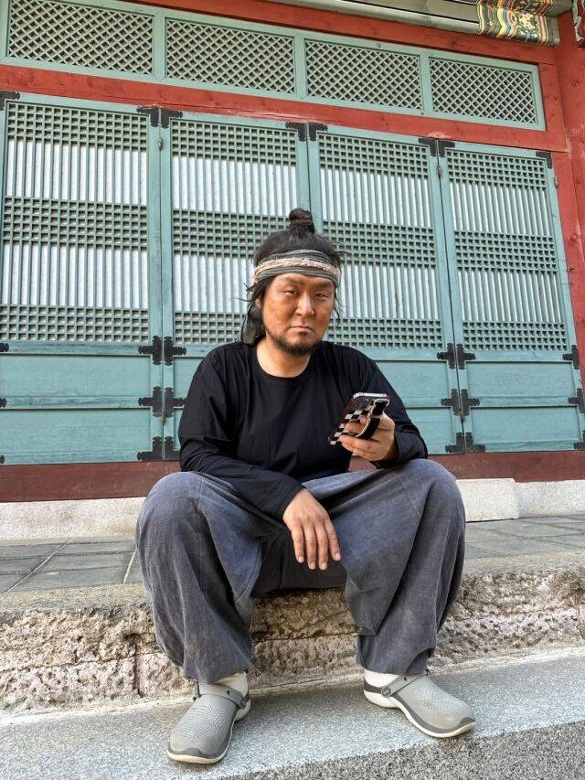 윤경호가 작품 개봉을 앞두고 비하인드 사진을 공개했다. / 윤경호 SNS