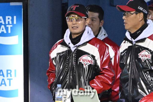 27일 서울 잠실야구장에서 열린 2025 신한 SOL 뱅크 KBO 한국시리즈 2차전' 한화 이글스와 LG 트윈스 경기.LG 염경엽 감도깅 경기를 지켜보고 있다./마이데일리