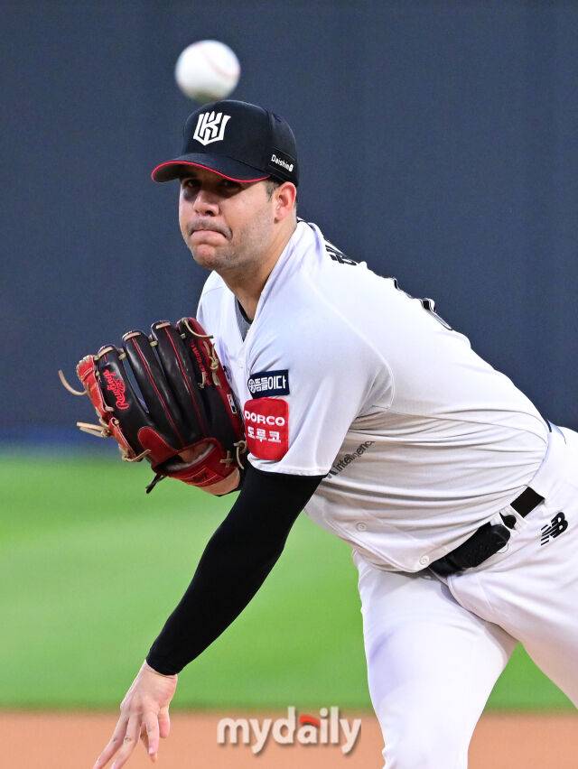 2025년 9월 3일 오후 경기도 수원KT위즈파크에서 열린 '2025 신한 SOL뱅크 KBO 리그' 롯데 자이언츠와 KT 위즈의 경기KT 선발투수 헤이수스가 역투하고 있다./마이데일리