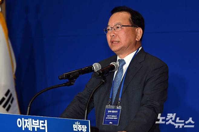 30일 서울 여의도 국회 의원회관에서 열린 더불어민주당 제21대 대통령선거 '진짜 대한민국' 중앙선거대책위원회 출범식에서 총괄선대위원장을 맡은 김부겸 전 총리가 발언을 하고 있다. 윤창원 기자