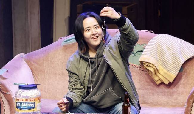 연극 '오펀스'에서 트릿 역을 맡은 배우 문근영이 지난 19일 서울 종로구 대학로 TOM에서 주요 장면 시연을 하고있다. 뉴시스