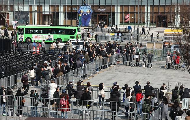 그룹 방탄소년단(BTS)의 컴백 공연을 하루 앞둔 20일 서울 종로구 광화문광장에 안전 펜스가 설치돼 있다. 연합뉴스