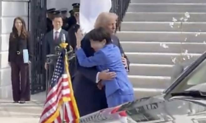 포옹하는 미일 정상. 마고 마틴 백악관 언론보좌관 엑스 영상 캡처