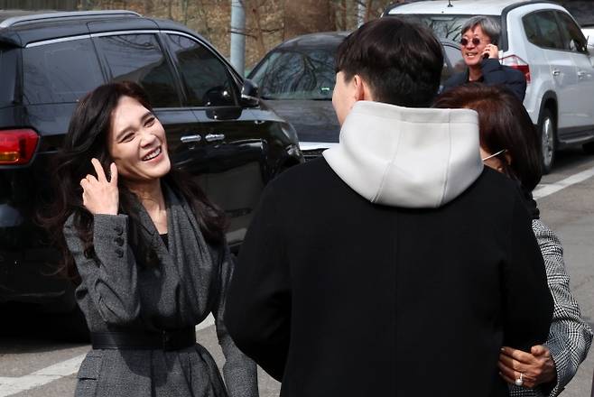 서울대 입학한 아들 보며 미소짓는 이부진 사장 - 이부진(왼쪽) 호텔신라 사장과 홍라희 리움미술관 명예관장이 26일 서울 관악구 서울대학교에서 열린 2026학년도 입학식에서 이 사장의 장남 임동현 군의 입학을 축하하고 있다. 2026.02.26. 뉴시스