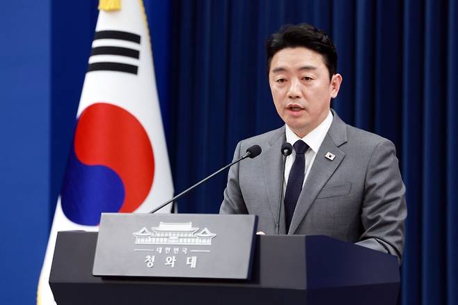 UAE 방문 결과 브리핑 하는 강훈식 비서실장 - 강훈식 비서실장이 18일 청와대 춘추관에서 전략경제협력 대통령 특사 활동 관련 UAE 방문 결과 브리핑을 하고 있다. 뉴시스