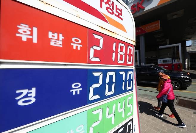 중동 가스시설 피격에 국제유가 급등 - 이스라엘이 이란 최대 가스전을 폭격하고 이란이 주변국 에너지 시설에 반격하면서 국제유가가 다시 급등한 가운데 19일 서울 시내의 주유소에 유가정보판이 놓여 있다. 국제유가 기준인 브렌트유의 5월 인도분 선물 종가는 이날 배럴당 107.38달러로 전장 대비 3.8% 올랐다. 브렌트유 선물은 이날 장중 배럴당 109.95달러까지 고점을 높였다. 뉴스1