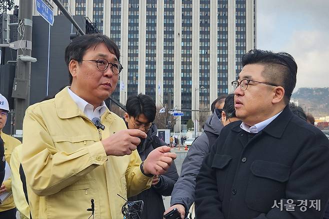 최휘영 문체부 장관이 20일 오전 광화문 광장에서 21일 예정인 BTS 공연 준비 상황을 살펴보고 있다. 최수문기자