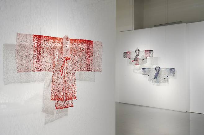 한복의 유려한 곡선과 ‘떨림’의 미학에 집중해 온 금기숙 작가의 서울공예박물관 기증 특별전이 지난 17일 기준으로 누적 관객 100만명을 넘기며 뜨거운 인기를 얻고 있다. /사진제공=서울공예박물관