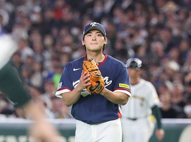 9일 일본 도쿄돔에서 열린 2026 월드베이스볼클래식(WBC) C조 조별리그 최종전 대한민국과 호주의 경기. 8회말 교체된 조병현이 추가 실점을 막으며 이닝을 마무리한 뒤 박수를 치고 있다. 연합뉴스