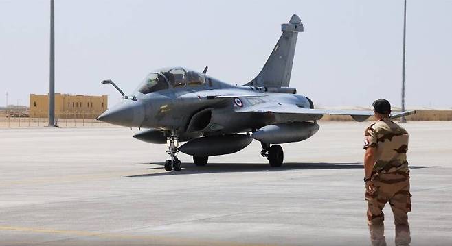 카타르 공군의 라팔 전투기. 최근 이란 시라즈 상공에 나타난 삼각형 비행체처럼 수평꼬리날개가 없다. 카타르 국방부 제공