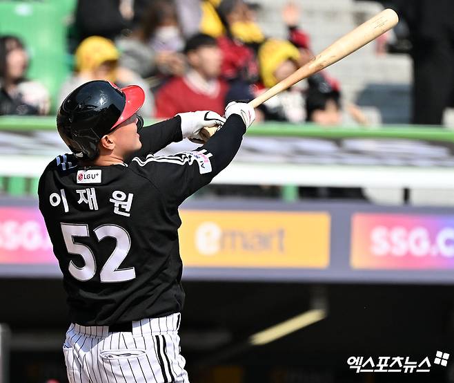 20일 오후 인천SSG랜더스필드에서 열린 '2026 신한 SOL Bank KBO리그' LG 트윈스와 SSG 랜더스의 시범경기, 6회초 LG 이재원이 솔로 홈런을 날리고 있다. 인천, 김한준 기자