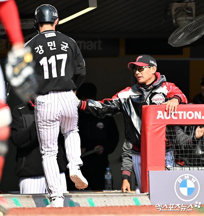 20일 오후 인천SSG랜더스필드에서 열린 '2026 신한 SOL Bank KBO리그' LG 트윈스와 SSG 랜더스의 시범경기, 7회초 무사 2,3루 LG 강민균이 천성호의 1타점 희생플라이때 득점에 성공한 후 염경엽 감독과 하이파이브를 하고 있다. 인천, 김한준 기자