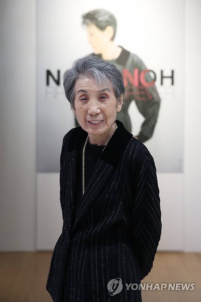 한국 패션 이끈 노라 노 (서울=연합뉴스) 강민지 기자 = 한국 패션을 이끈 1세대 패션 디자이너 노라 노가 20일 서울 강남구 경기여고 100주년기념관 내 경운박물관에서 개막한 '노라 노: 퍼스트 & 포에버(First & Forever)'전시에서 포즈를 취하고 있다. 전시는 1928년생인 그의 백수를 맞아 열리는 헌정 전시. 2026.3.20 mjkang@yna.co.kr