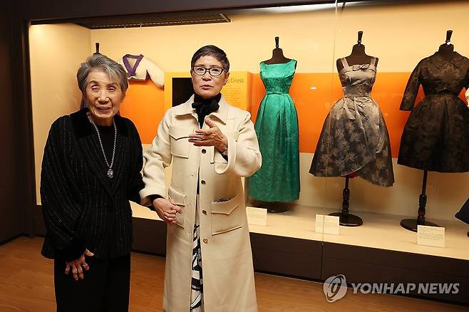 노라 노와 서영희 전시감독 (서울=연합뉴스) 강민지 기자 = 한국 패션을 이끈 1세대 패션 디자이너 노라 노(왼쪽), 서영희 전시감독이 20일 서울 강남구 경기여고 100주년기념관 내 경운박물관에서 개막한 '노라 노: 퍼스트 & 포에버(First & Forever)' 전시를 둘러보고 있다. 2026.3.20 mjkang@yna.co.kr