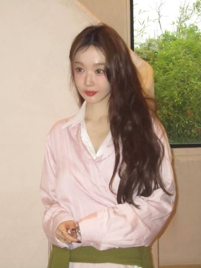 그룹 다비치의 멤버 강민경이 최근 자신의 인스타그램에 '핑크공주' 비주얼이 돋보이는 사진 4컷을 공개해 팬들의 뜨거운 반응을 얻고 있다. 사진 = 강민경 인스타그램