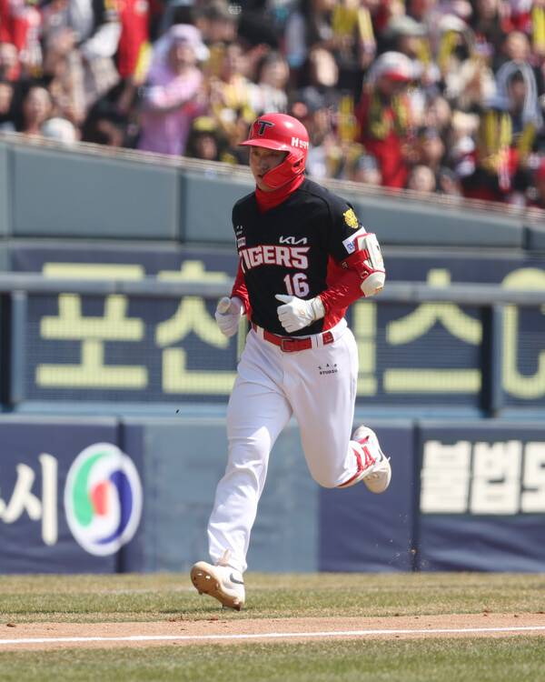 3회 솔로포를 치고 베이스를 도는 윤도현(사진=KIA)