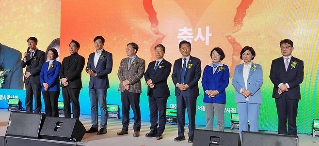 (왼쪽부터)이훈기,박지혜, 한민수, 한준호, 김윤, 서영석, 정청래, 추미애, 남인순, 진성준 의원