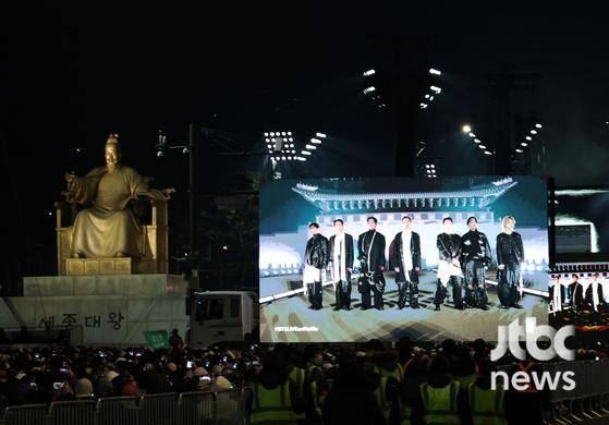 그룹 방탄소년단(BTS) 정규 5집 '아리랑'(ARIRANG) 발매 기념 공연 'BTS?컴백 라이브: 아리랑'(BTS?THE?COMEBACK?LIVE|ARIRANG)이 21일 오후 광화문 광장에서 열린 가운데 무대 밖 관객들이 전광판을 통해 공연을 보고 있다. 박세완 엔터뉴스팀 기자 park.sewan@jtbc.co.kr