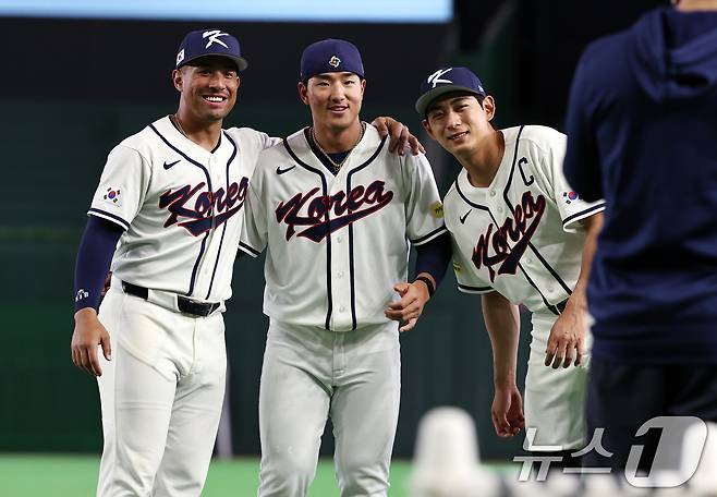 2026 월드베이스볼클래식(WBC) 대한민국 국가대표팀 저마이 존스(왼쪽부터), 안현민, 이정후가 4일 일본 도쿄돔에서 훈련을 마친 뒤 기념촬영을 하고 있다. 2026.3.4 ⓒ 뉴스1 구윤성 기자