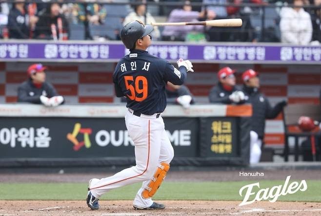 한화 허인서가 15일 대전 한화생명 이글스파크에서 열린 2026 KBO리그 시범경기 SSG전에서 홈런을 터뜨리고 있다. 사진 | 한화 이글스