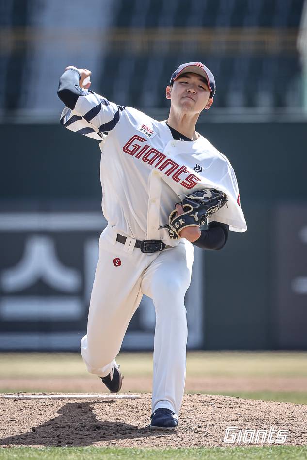 김태균이 투구에 임하고 있다. 사진 | 롯데 자이언츠