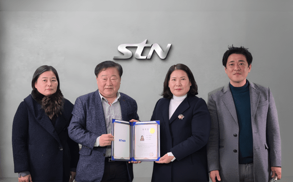 지난 4일 스포츠·문화 전문 STN방송과 네이버 콘텐츠제공사(CP) STN뉴스가 STN밀양시 중앙로 지부에서 하정원 지부장에게 위촉장을 수여하며 경남밀양지부의 공식 출범을 알렸다. (이원재 STN방송 대표이사(왼쪽에서 2번째), ), 하정원 지부장(왼쪽에서 3번째),이원숙실장(맨 왼쪽), 김동한 실장(맨 오른쪽)). /사진=STN