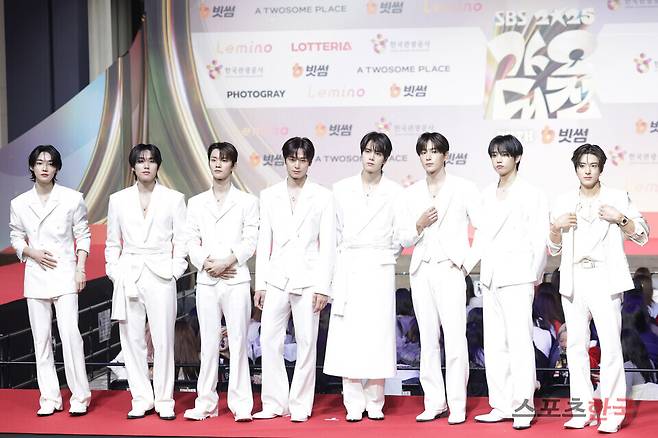 2025 SBS 가요대전 레드카펫 행사에 참석한 더보이즈. 25.12.25 ⓒ이혜영 기자 lhy@hankooki.com
