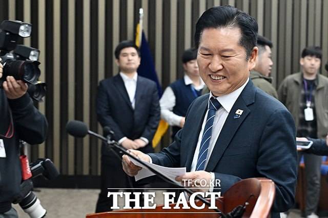 중대범죄수사청·공소청 설치법의 본회의 상정을 앞두고 더불어민주당이 19일 국회에서 의원총회를 열었다. 사진은 의원총회 모두발언을 위해 이동 중인 정청래 대표. /남용희 기자