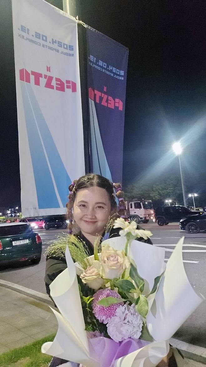 2024 BTS FESTA를 찾은 태국 아미 벤야다 박(Benyada Park)씨가 서울 송파구 잠실종합운동장에서 꽃다발을 들고 있는 모습./독자 제공